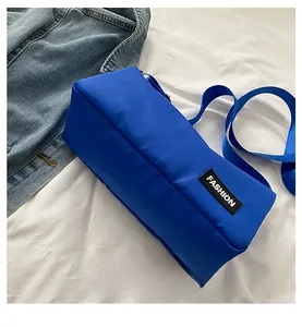 Détail de la bandoulière bleu roi en tissu Oxford avec étiquette FASHION et sangle