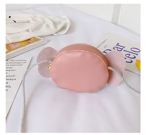 Sac bandoulière rose en forme de bonbon avec bords ondulés et fermeture éclair fleurie
