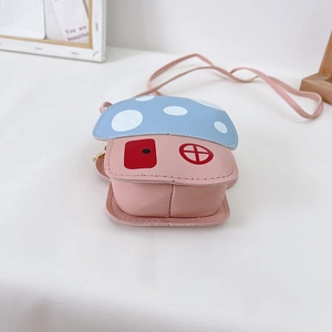 Sac bandoulière enfant maison champignon rose avec couvercle bleu à pois et fenêtres