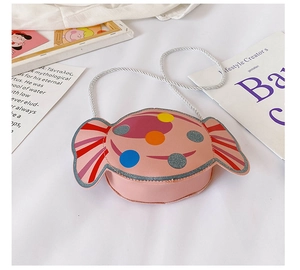 Détail du petit sac à bandoulière rose en forme de bonbon avec des pois colorés