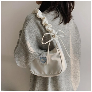 Weiße gefaltete Achseltasche mit blauem Herz-Patch aus Spitze und Wal-Motiv für Damen