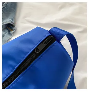 Gros plan sur la fermeture éclair en métal noir d'un sac bleu marine en tissu Oxford