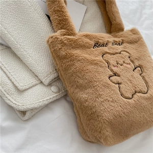 Sac fourre-tout en peluche marron avec broderie ours et texture douce en fausse fourrure