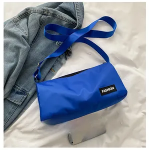 Détail du sac bandoulière bleu vif avec étiquette FASHION et large sangle