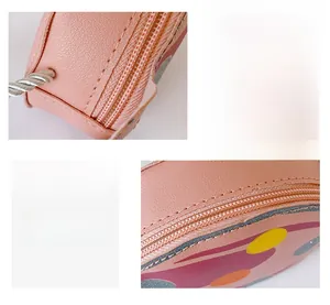 Détail du sac enfant en similicuir rose avec coutures précises et fermeture éclair