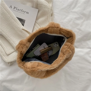 Sac fourre-tout en peluche marron avec grand intérieur pour maquillage et téléphone