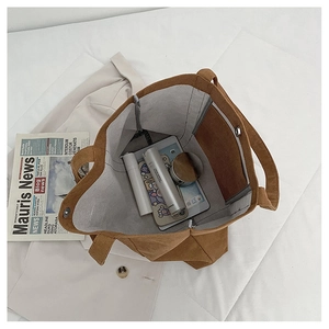 Innenansicht der braunen Cord-Tasche mit geräumigem Futter und Magnetverschluss