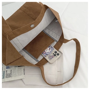 Makroaufnahme der braunen Cord-Tasche mit Magnetverschluss und Handy-Innentasche