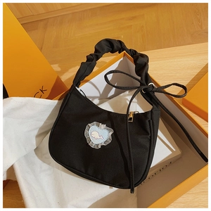 Detail der schwarzen Nylontasche mit gerafftem Griff und Wal-Herz-Stickerei