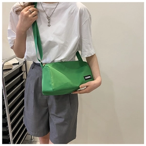 Détail de la bandoulière large réglable et du nylon vert vif de ce sac de sport bandoulière
