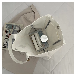 Innenansicht der Cord-Tasche mit Magnetverschluss und Platz für Tablet und Kosmetikartikel