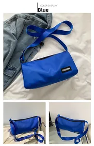 Détail de la sacoche en nylon bleu vif avec étiquette mode et bandoulière réglable
