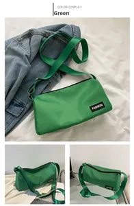 Détail du sac bandoulière en nylon vert montrant la texture et l'écusson mode