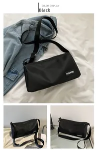 Vues détaillées d'un sac bandoulière en tissu Oxford noir avec étiquette Fashion