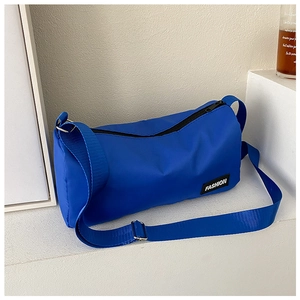 Détail du sac de sport bleu en nylon avec fermeture éclair et étiquette mode