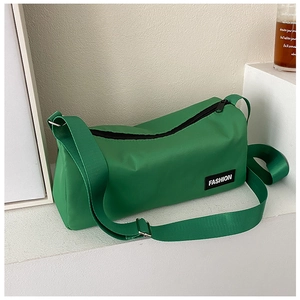Détail du sac de sport cylindrique vert avec bandoulière réglable et fermeture éclair