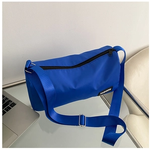 Détail du sac de sport en nylon bleu avec étiquette Fashion et bandoulière réglable