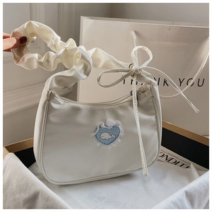 Weiße Falten-Handtasche mit blauer Wal-Stickerei in einer hochwertigen Geschenkbox