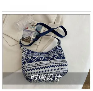 Détail du sac cabas tissé bohème bleu et blanc avec motif géométrique