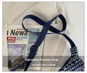 Détail de la bandoulière réglable sur le sac cabas bleu marine avec texture tissée