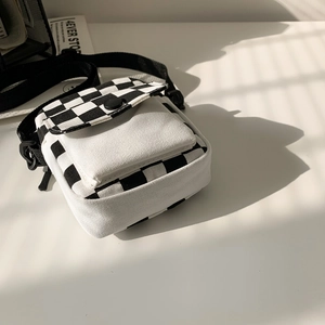 Minimalistische schwarz-weiß karierte Canvas-Umhängetasche mit verstellbarem Nylon-Schultergurt