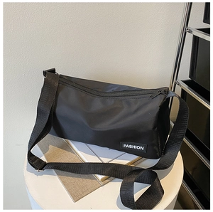 Détail du sac bandoulière noir en tissu Oxford avec sangle large et patch Fashion