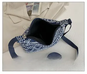 Vue intérieure du sac bandoulière ethnique avec fermeture éclair et doublure spacieuse