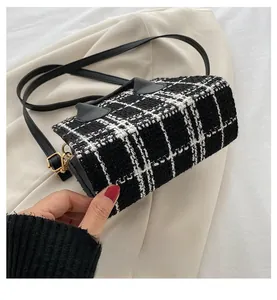 Vue détaillée du sac en tweed à carreaux noir et blanc avec détails d'oreilles de chat