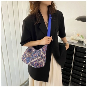 Sac fourre-tout ethnique à rayures avec bandoulière bleue en situation de style de rue