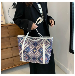 Détails des motifs géométriques colorés et des poignées blanches du grand sac cabas PU