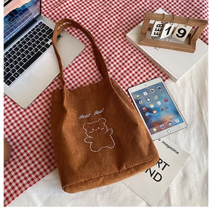 Borsa tote in velluto a coste marrone con ricamo di orso e testo su sfondo a quadri