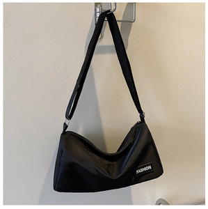 Vue détaillée du tissu en nylon imperméable et du label de mode sur le sac bandoulière