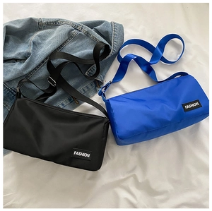 Détail de sacs bandoulière en nylon imperméable noir et bleu avec sangle réglable