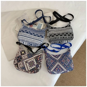 Détail de quatre sacs fourre-tout en toile tissée aux motifs géométriques et ethniques