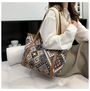 Détail du sac cabas tissé ethnique géométrique avec lanières en similicuir marron