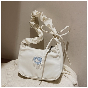 Detail der weißen halbmondförmigen Tasche mit gerafftem Griff und Herz-Spitzen-Patch