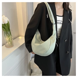 Gros plan du sac hobo vert menthe avec texture côtelée et large bandoulière réglable