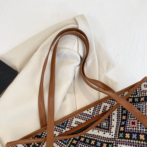 Sac fourre-tout tissé style ethnique avec motifs géométriques et anses en cuir PU