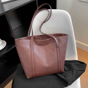 Brick red quilted tote bag with geometric triangle patterns for modern daily commuting