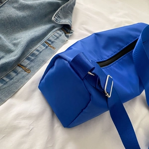 Sac de sport bandoulière cylindrique bleu vif en nylon avec sangle réglable