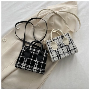 Vue détaillée des mini sacs cabas en tweed à carreaux noir et blanc avec bandoulières