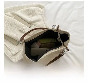 Vue de dessus de l'intérieur du grand sac cabas en toile montrant son grand rangement
