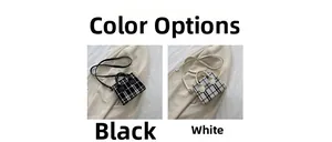 Comparaison détaillée des sacs à carreaux noirs et blancs sur fond de manteau beige