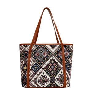 Sac cabas tissé aux motifs géométriques ethniques avec des anses en cuir marron