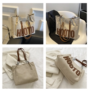 Vues détaillées du sac cabas en toile beige avec anses en cuir brun et texte HOOTO