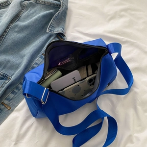 Sac bandoulière demi-lune bleu Klein en nylon avec grande capacité de rangement