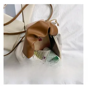 Vista interna che mostra la grande capacità della borsa tote in pelle color panna