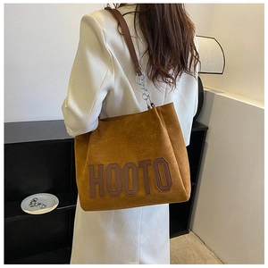 Détail du grand sac cabas marron avec logo HOOTO et bandoulière en chaîne métallique