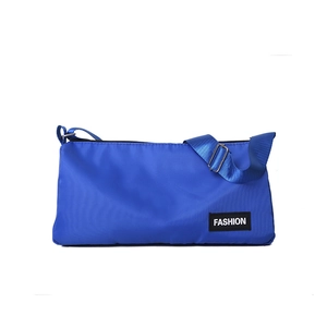 Sac de sport bandoulière en nylon bleu imperméable avec étiquette mode et sangle large