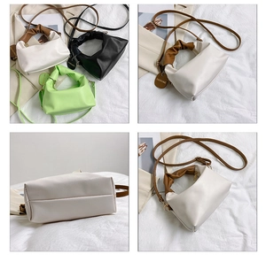 Dettaglio di borse tote alla moda con manici increspati in bianco, nero e verde PU